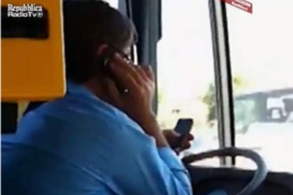 Voznik avtobusa masturbiral pred srednješolkami